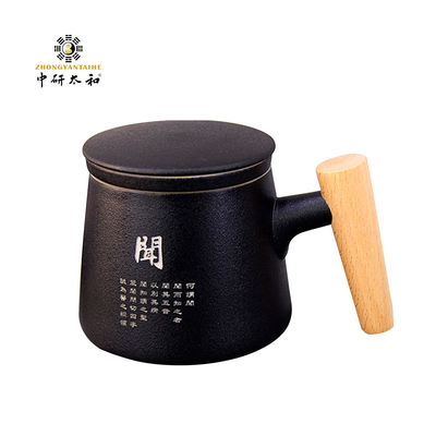 La maniglia di legno ceramica ha glassato la retro tazza di tè del separatore