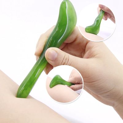 Strumento di massaggio facciale rivitalizzante in pietra di gua sha di giada verde