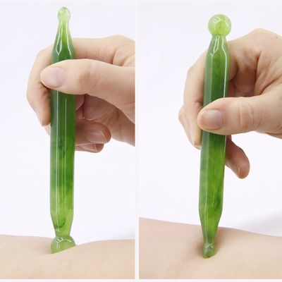 Strumento di massaggio facciale rivitalizzante in pietra di gua sha di giada verde