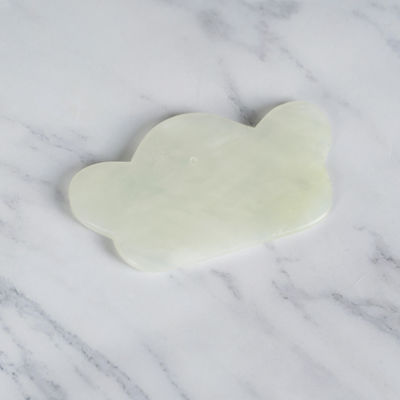 Strumento di massaggio a base di giada verde irregolare, corpo e faccia progettati in modo ergonomico
